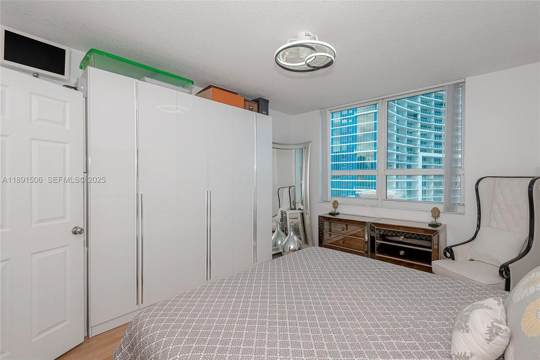 For Sale: $440,000 (2 beds, 1 baths, 984 Square Feet)