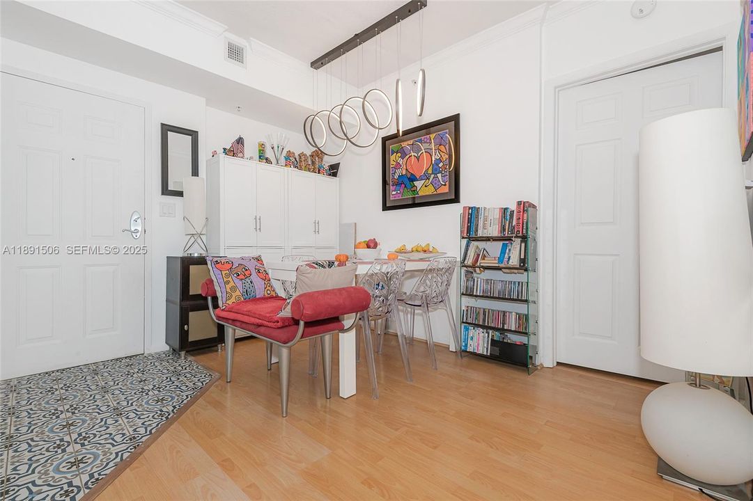 For Sale: $440,000 (2 beds, 1 baths, 984 Square Feet)