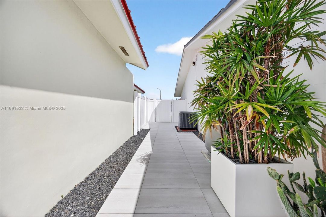 For Rent: $4,850 (4 beds, 2 baths, 1822 Square Feet)