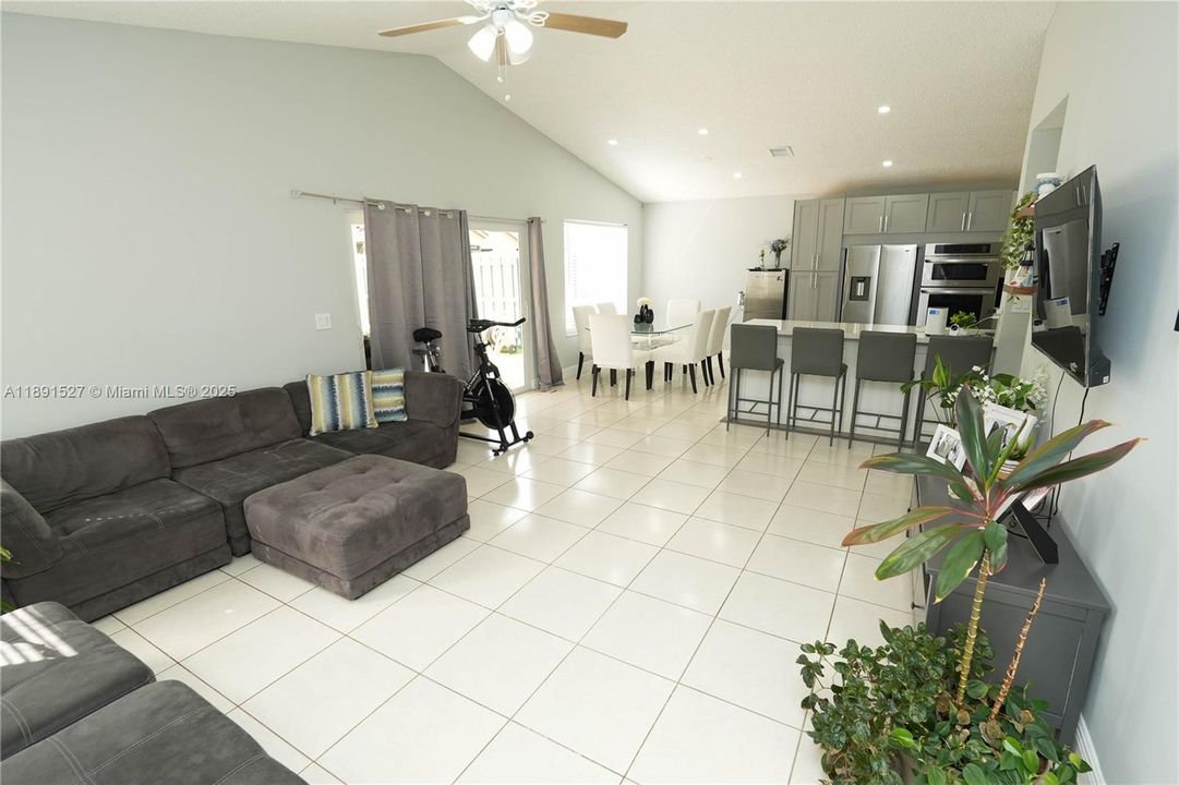 待售: $570,000 (3 贝兹, 2 浴室, 1440 平方英尺)