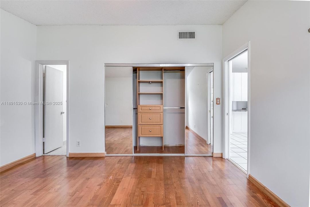 Под контрактом: $2,370 (2 спален, 2 ванн, 984 Квадратных фут)