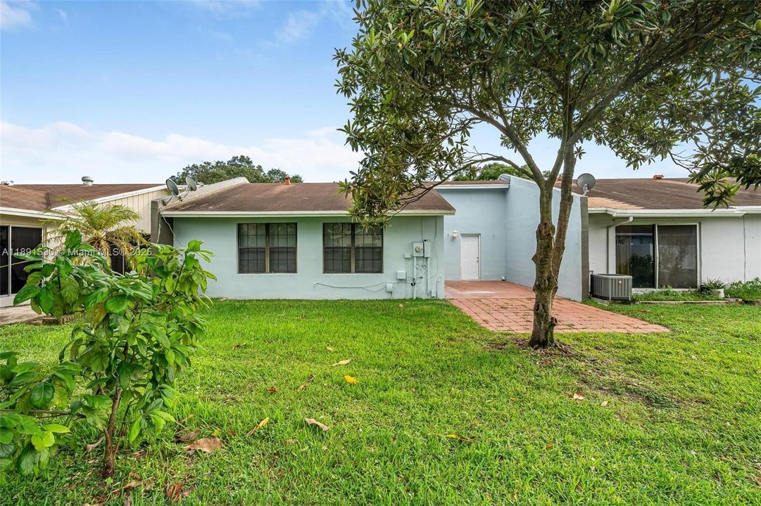 Под контрактом: $2,370 (2 спален, 2 ванн, 984 Квадратных фут)