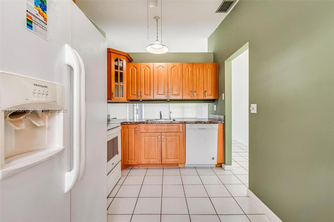 Под контрактом: $2,370 (2 спален, 2 ванн, 984 Квадратных фут)