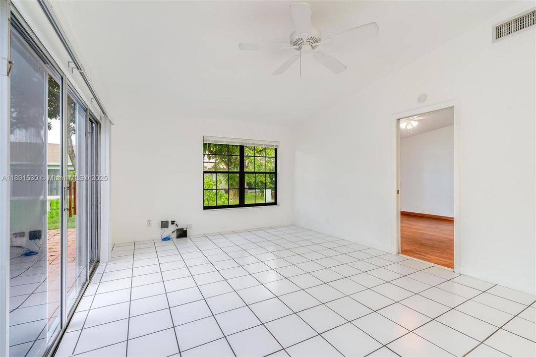 Под контрактом: $2,370 (2 спален, 2 ванн, 984 Квадратных фут)