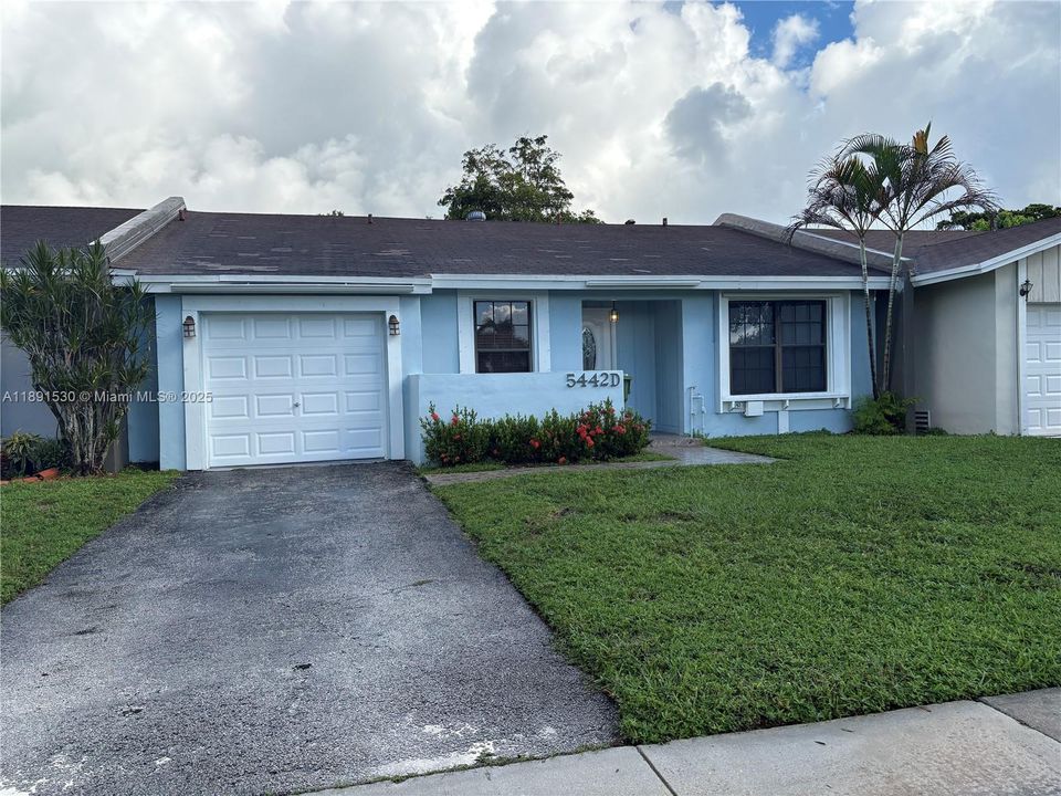 Под контрактом: $2,370 (2 спален, 2 ванн, 984 Квадратных фут)