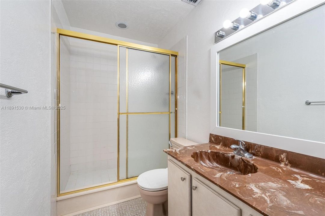 Под контрактом: $2,370 (2 спален, 2 ванн, 984 Квадратных фут)