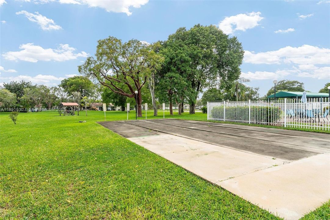 Под контрактом: $2,370 (2 спален, 2 ванн, 984 Квадратных фут)