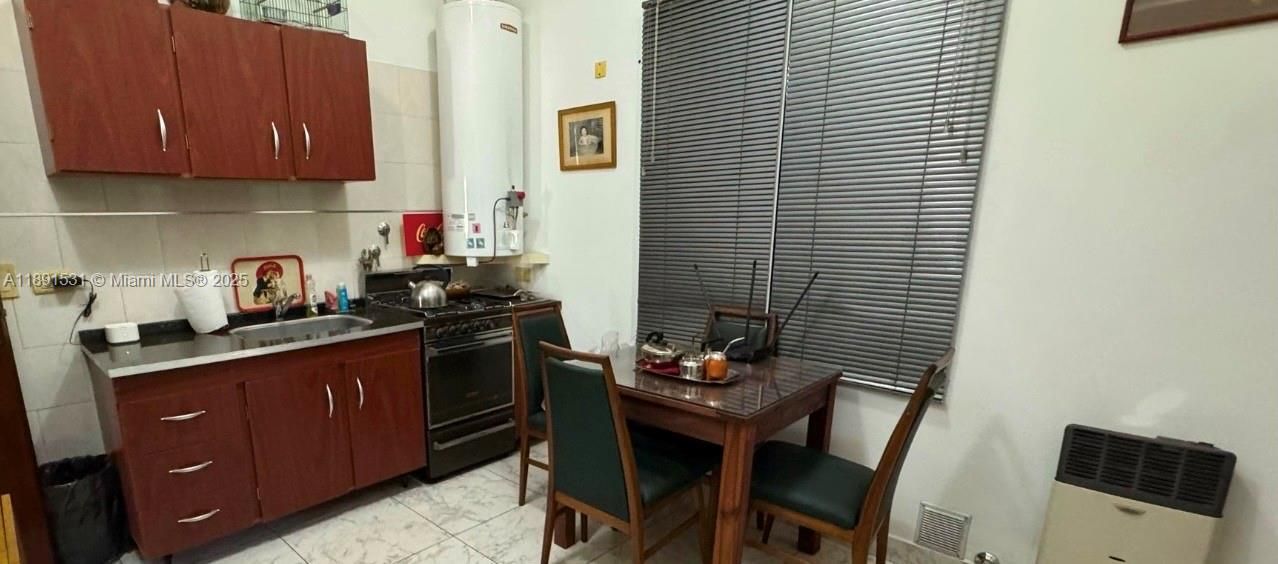 待售: $580,000 (5 贝兹, 5 浴室, 3520 平方英尺)