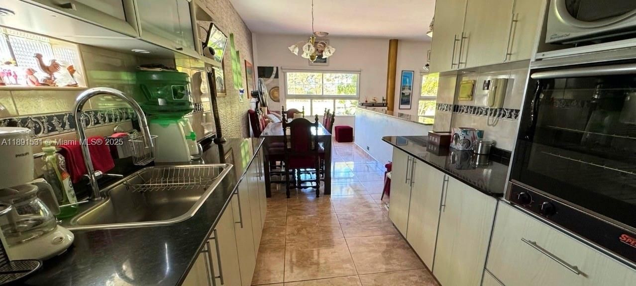 待售: $580,000 (5 贝兹, 5 浴室, 3520 平方英尺)