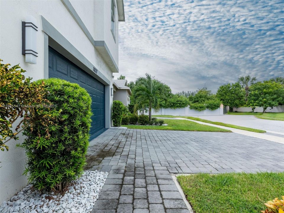 Active With Contract: $535,000 (3 beds, 2 baths, 1692 Square Feet)