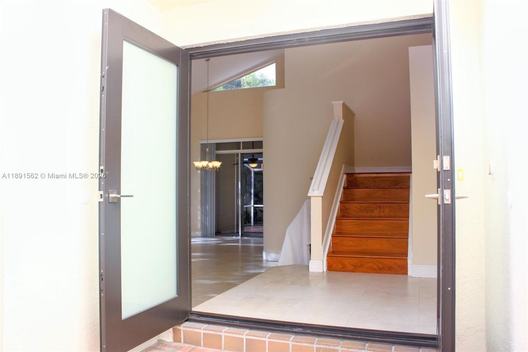 出租: $5,200 (4 贝兹, 3 浴室, 2830 平方英尺)