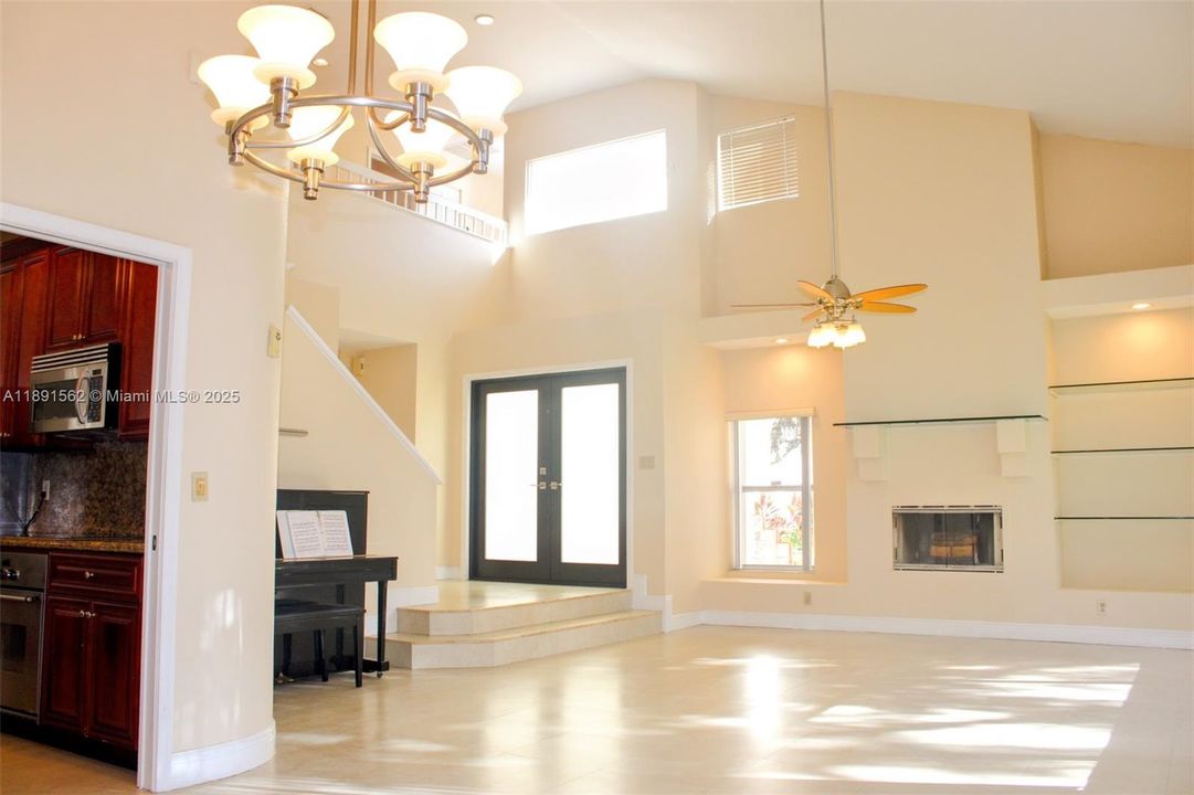 出租: $5,200 (4 贝兹, 3 浴室, 2830 平方英尺)