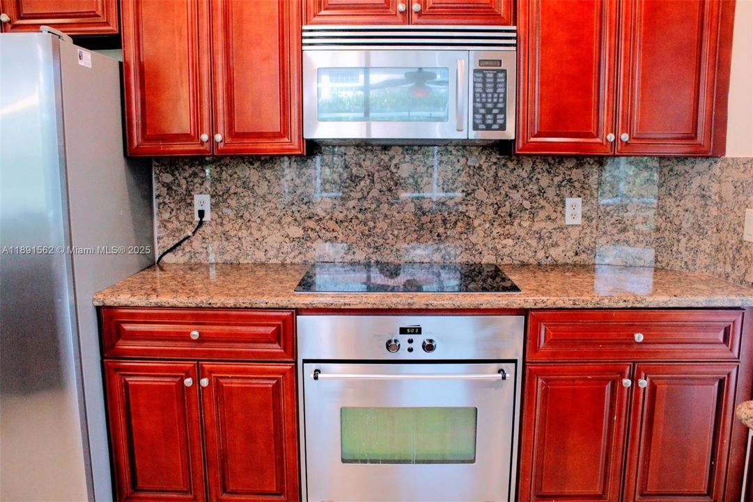 出租: $5,200 (4 贝兹, 3 浴室, 2830 平方英尺)