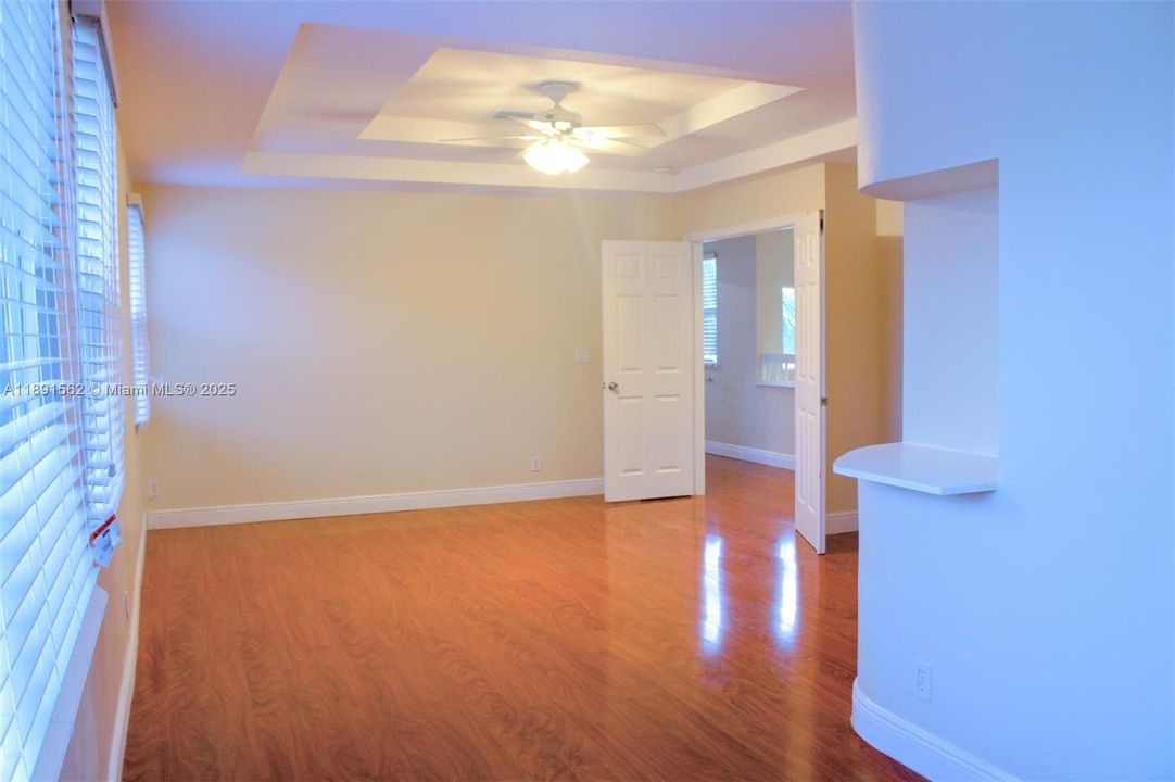 出租: $5,200 (4 贝兹, 3 浴室, 2830 平方英尺)