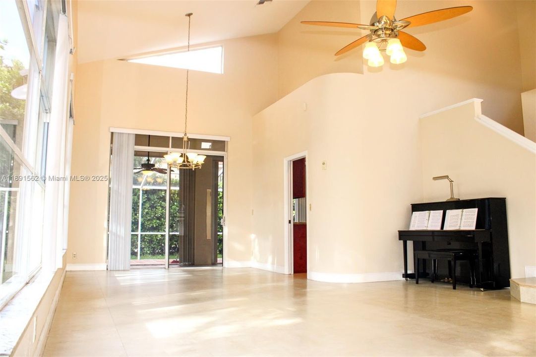 出租: $5,200 (4 贝兹, 3 浴室, 2830 平方英尺)