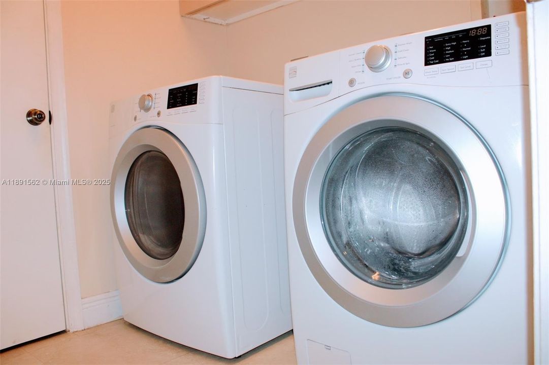 出租: $5,200 (4 贝兹, 3 浴室, 2830 平方英尺)