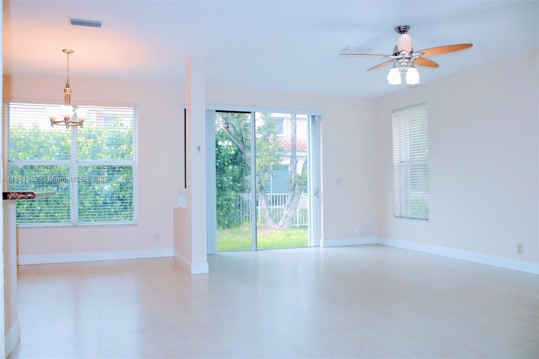 出租: $5,200 (4 贝兹, 3 浴室, 2830 平方英尺)