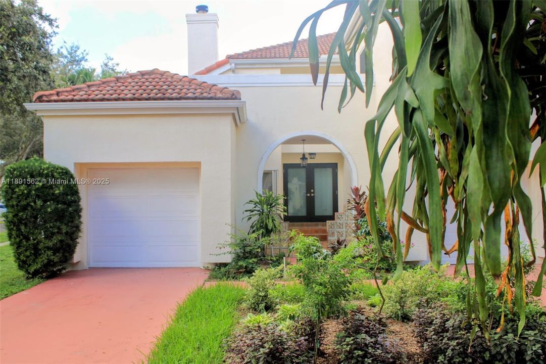 出租: $5,200 (4 贝兹, 3 浴室, 2830 平方英尺)