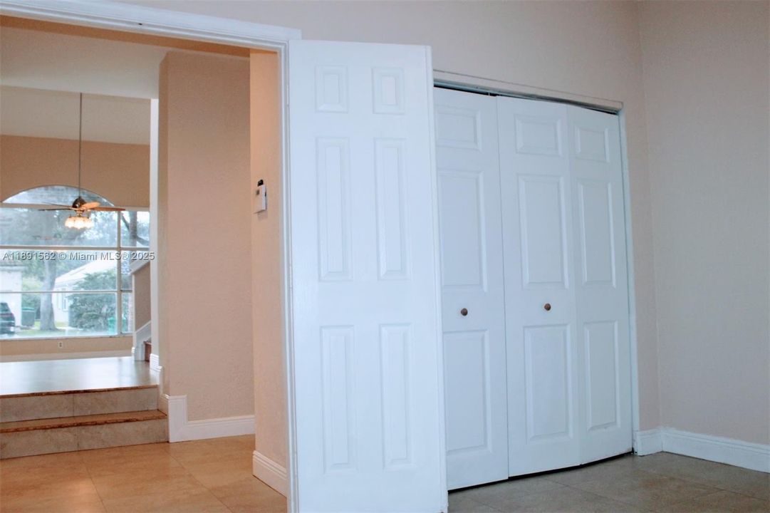 出租: $5,200 (4 贝兹, 3 浴室, 2830 平方英尺)