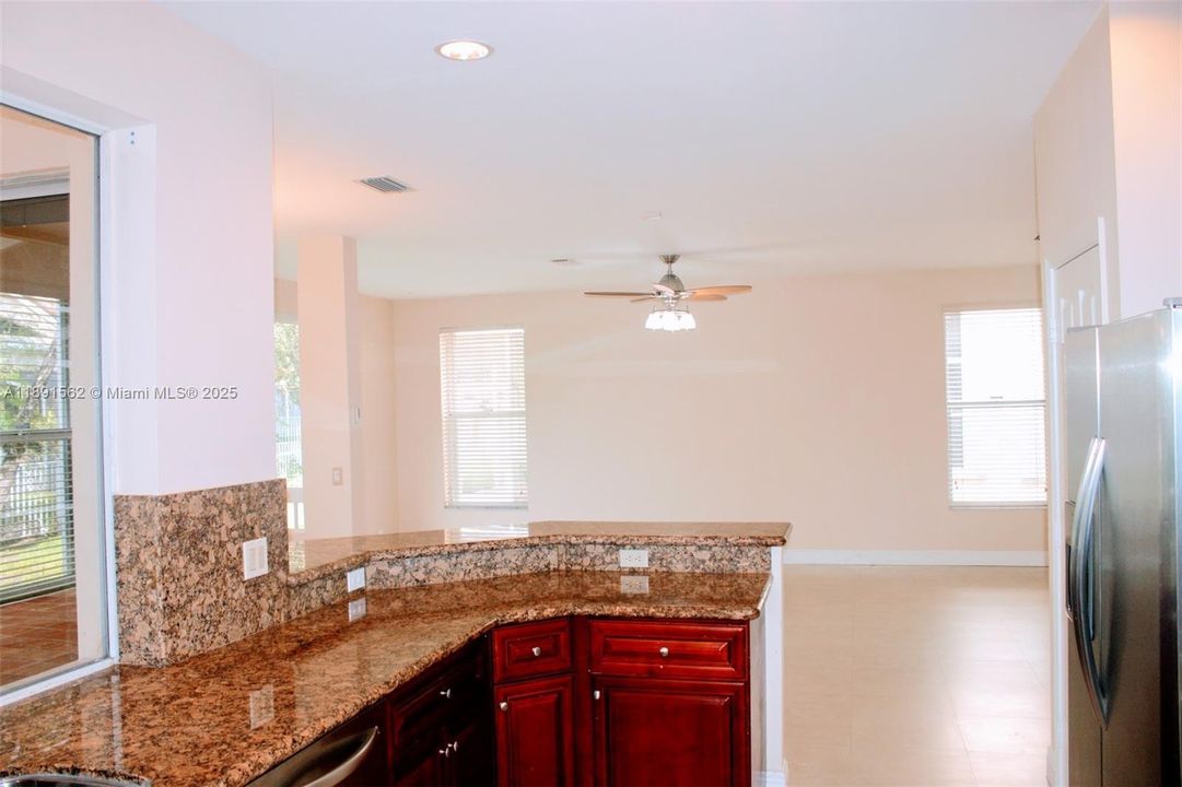 出租: $5,200 (4 贝兹, 3 浴室, 2830 平方英尺)