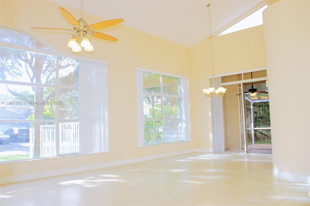 出租: $5,200 (4 贝兹, 3 浴室, 2830 平方英尺)