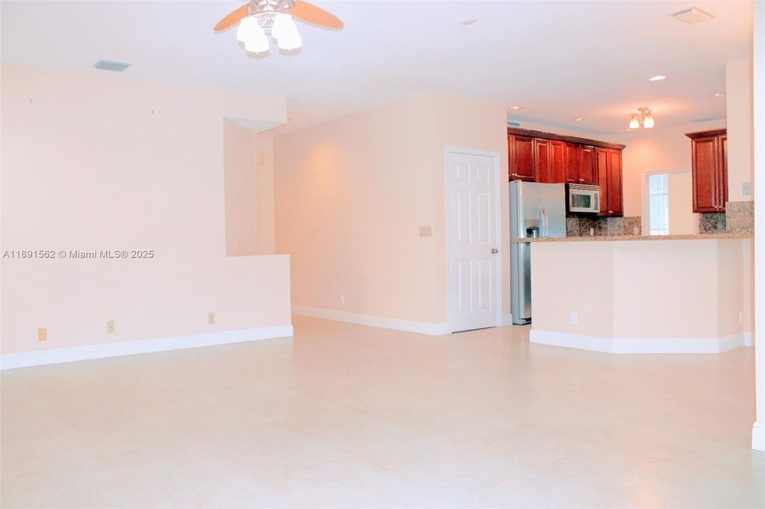 出租: $5,200 (4 贝兹, 3 浴室, 2830 平方英尺)