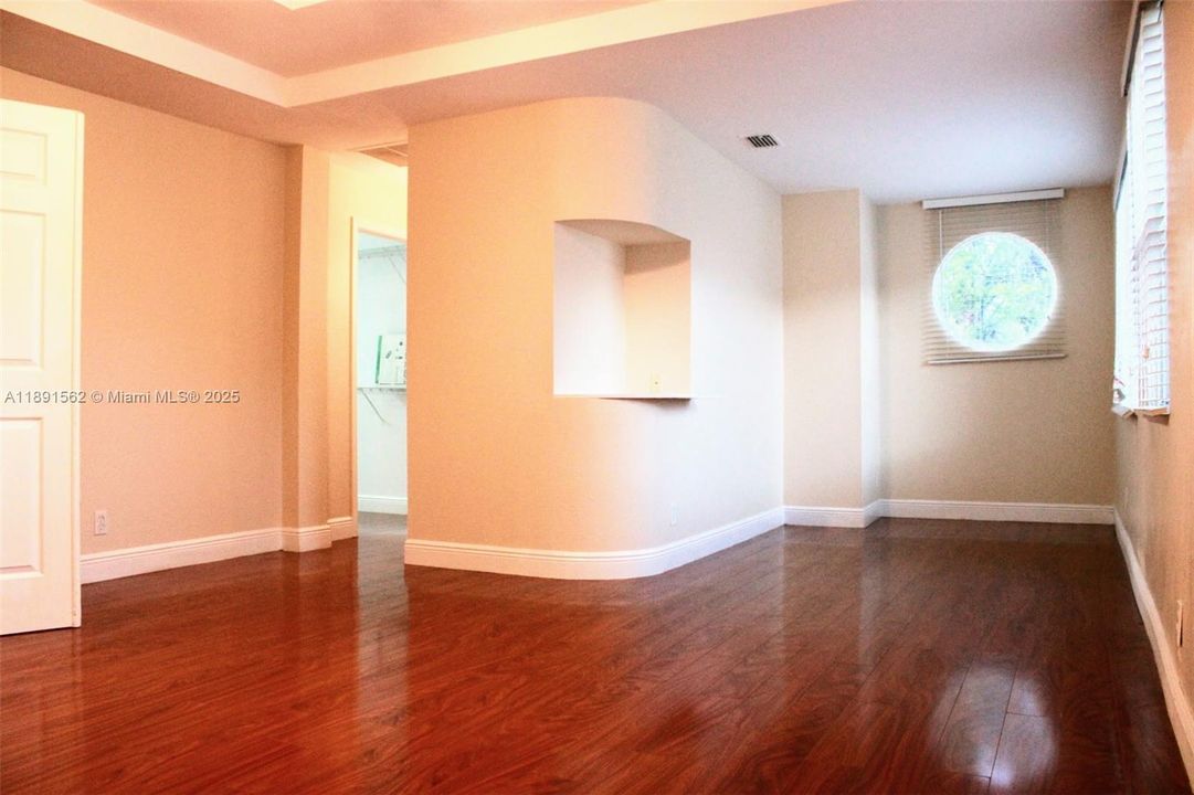 出租: $5,200 (4 贝兹, 3 浴室, 2830 平方英尺)