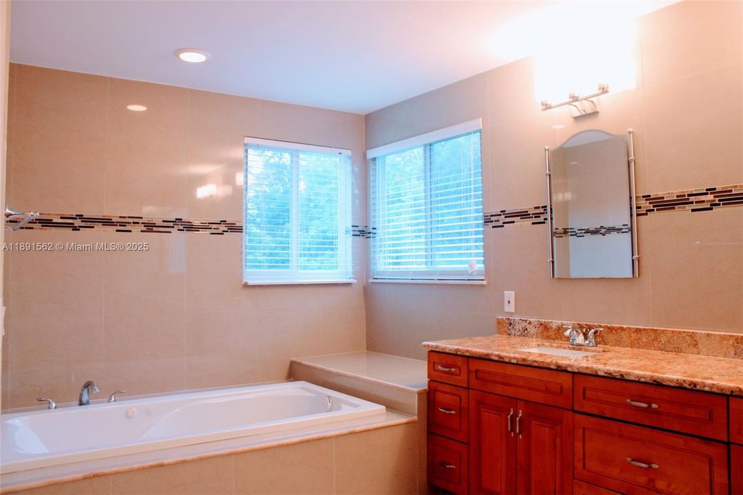 出租: $5,200 (4 贝兹, 3 浴室, 2830 平方英尺)