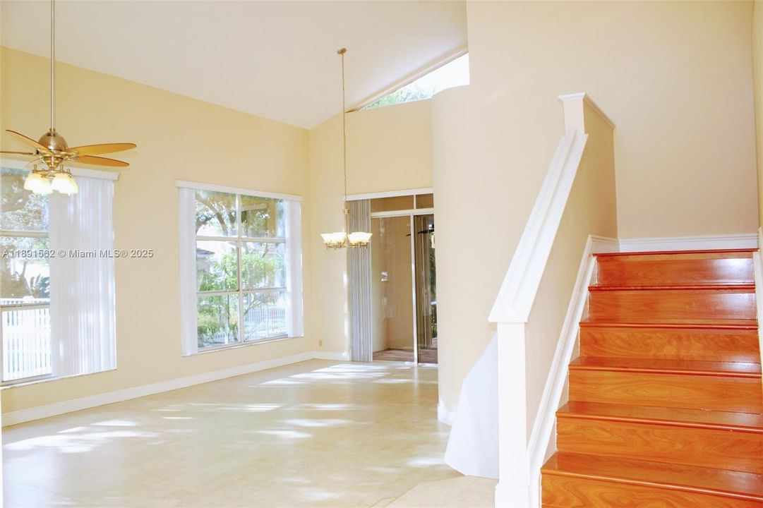 出租: $5,200 (4 贝兹, 3 浴室, 2830 平方英尺)