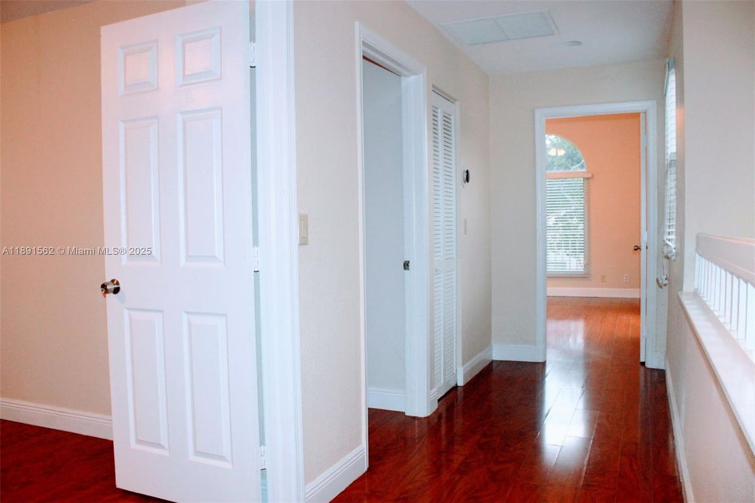 出租: $5,200 (4 贝兹, 3 浴室, 2830 平方英尺)