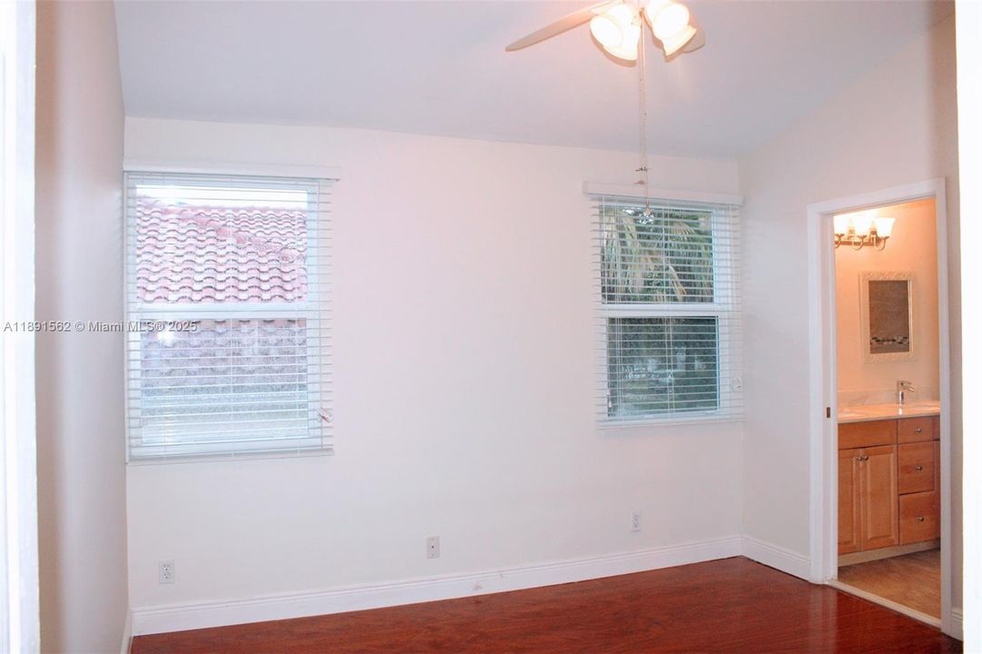 出租: $5,200 (4 贝兹, 3 浴室, 2830 平方英尺)