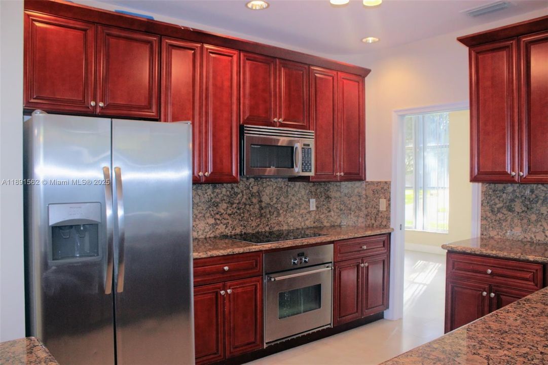 出租: $5,200 (4 贝兹, 3 浴室, 2830 平方英尺)