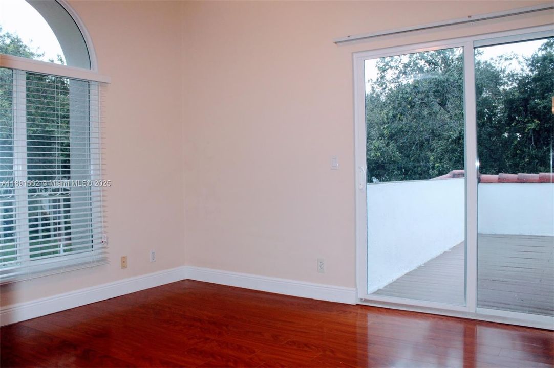 出租: $5,200 (4 贝兹, 3 浴室, 2830 平方英尺)