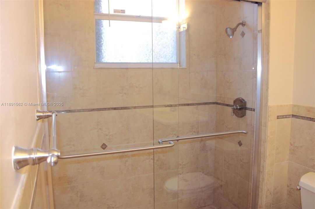 出租: $5,200 (4 贝兹, 3 浴室, 2830 平方英尺)