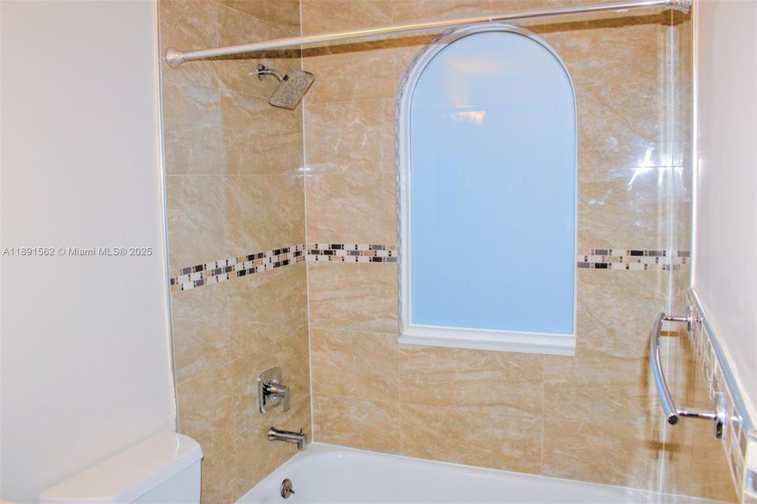 出租: $5,200 (4 贝兹, 3 浴室, 2830 平方英尺)