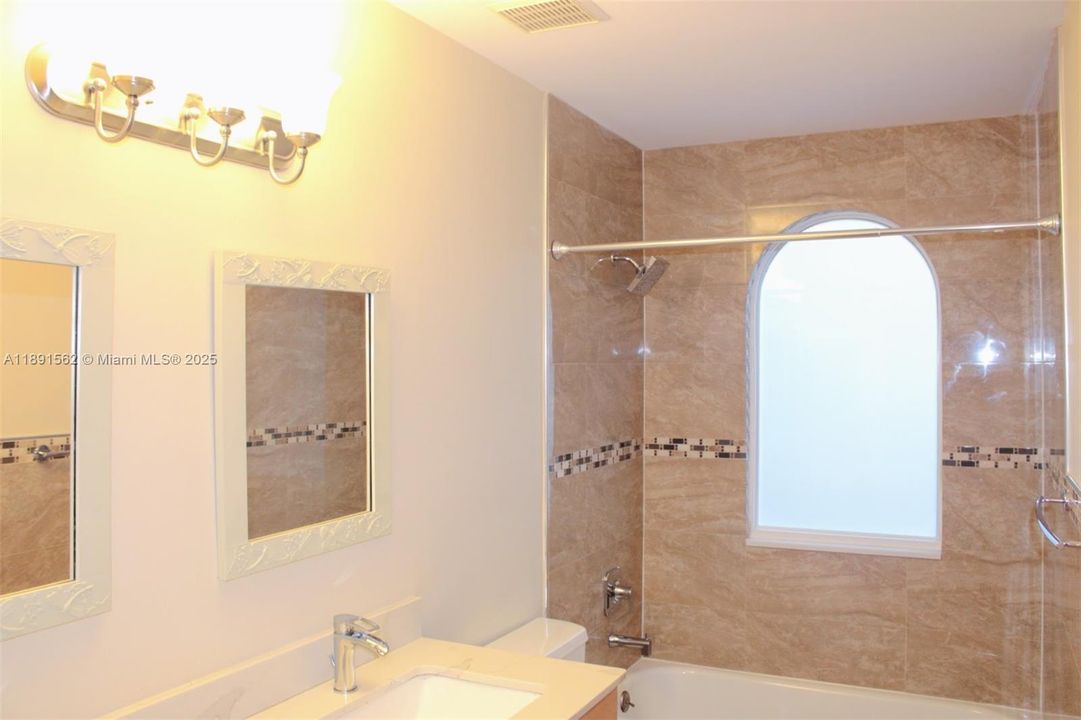 出租: $5,200 (4 贝兹, 3 浴室, 2830 平方英尺)