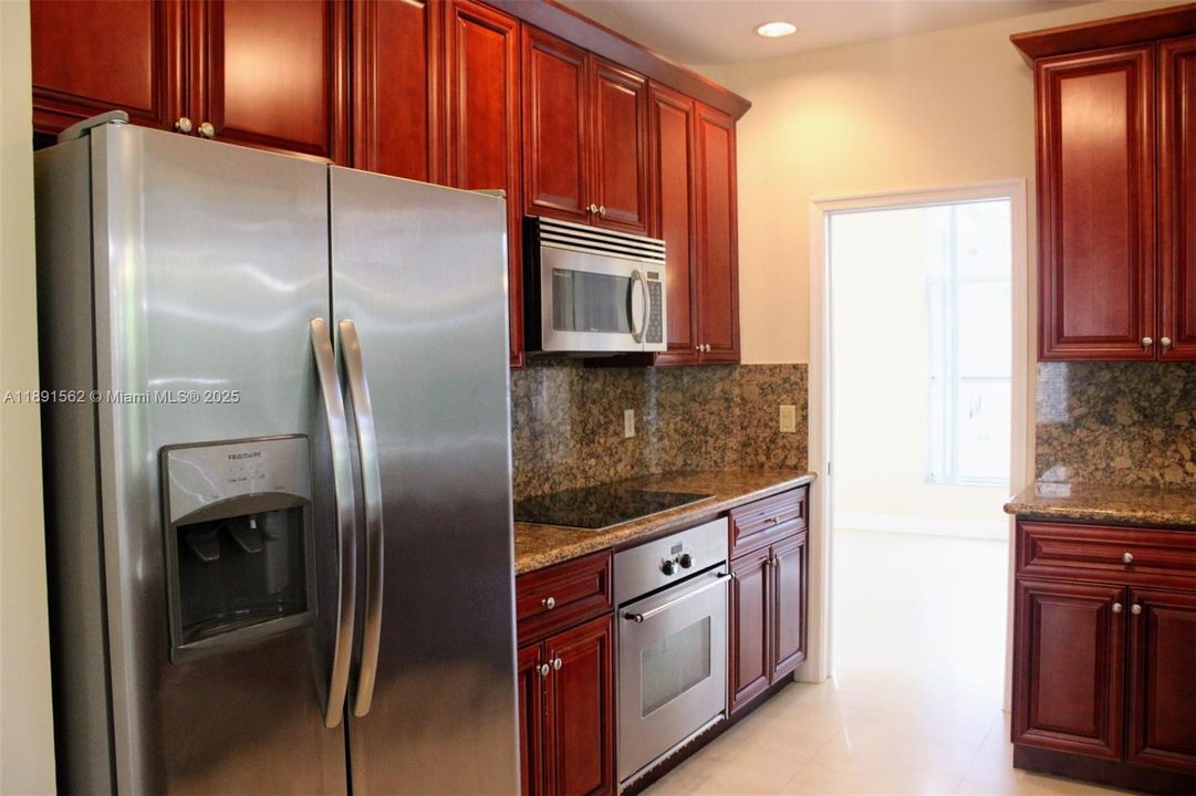 出租: $5,200 (4 贝兹, 3 浴室, 2830 平方英尺)