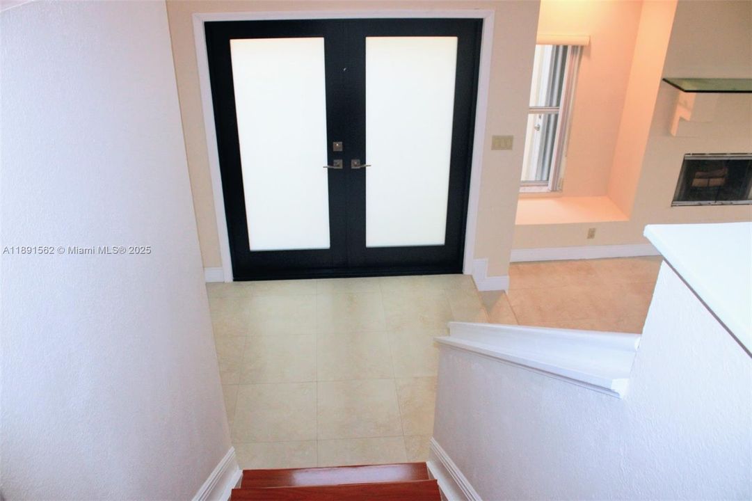 出租: $5,200 (4 贝兹, 3 浴室, 2830 平方英尺)