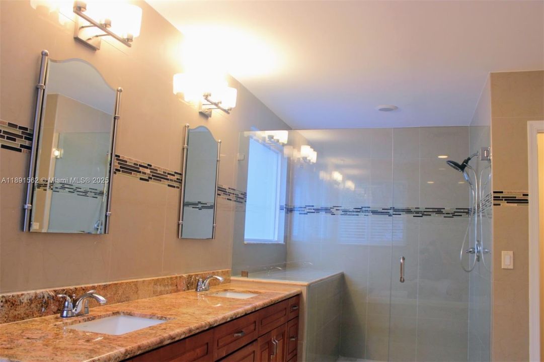 出租: $5,200 (4 贝兹, 3 浴室, 2830 平方英尺)