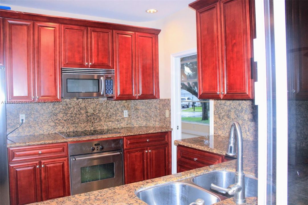 出租: $5,200 (4 贝兹, 3 浴室, 2830 平方英尺)