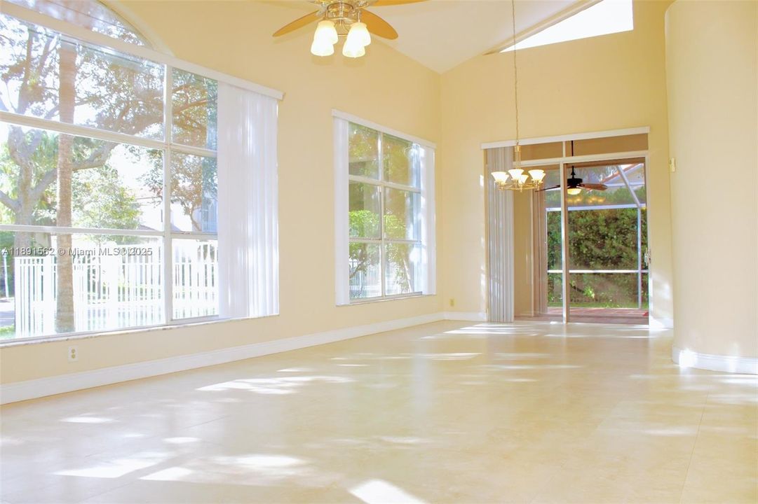 出租: $5,200 (4 贝兹, 3 浴室, 2830 平方英尺)