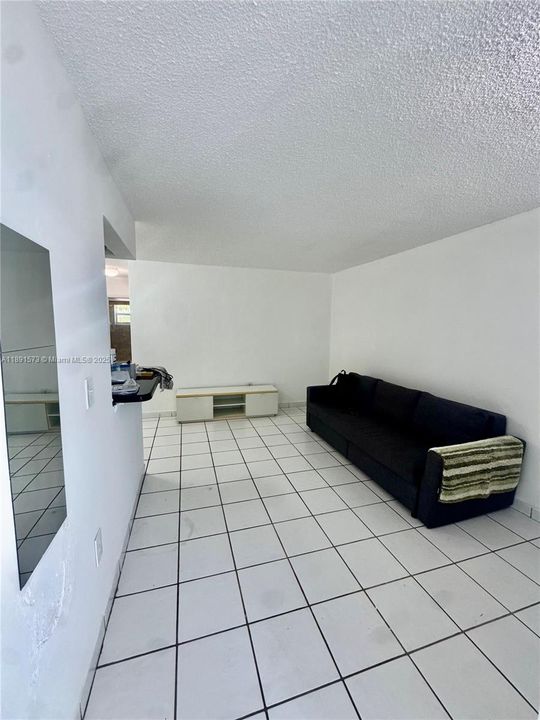 合同活跃: $2,000 (1 贝兹, 1 浴室, 490 平方英尺)