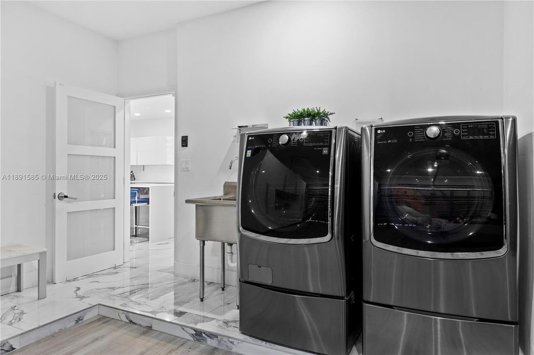 Recently Rented: $5,950 (4 beds, 3 baths, 2300 Square Feet)