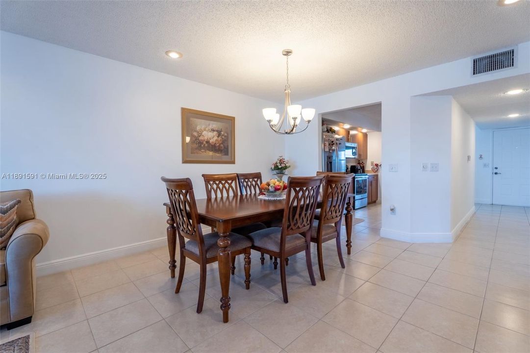 Activo con contrato: $239,000 (2 camas, 2 baños, 1364 Pies cuadrados)