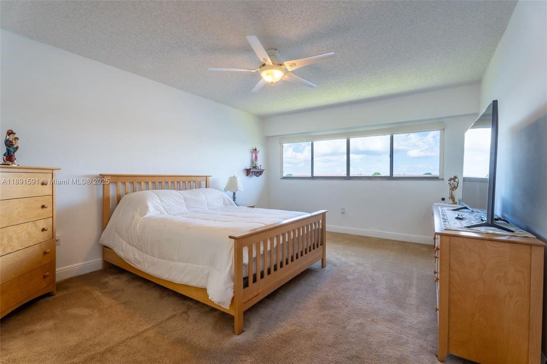 Activo con contrato: $239,000 (2 camas, 2 baños, 1364 Pies cuadrados)