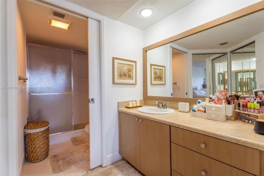 Activo con contrato: $239,000 (2 camas, 2 baños, 1364 Pies cuadrados)