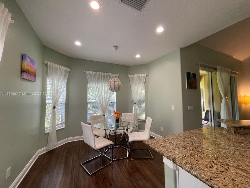 En Venta: $678,000 (3 camas, 2 baños, 2801 Pies cuadrados)