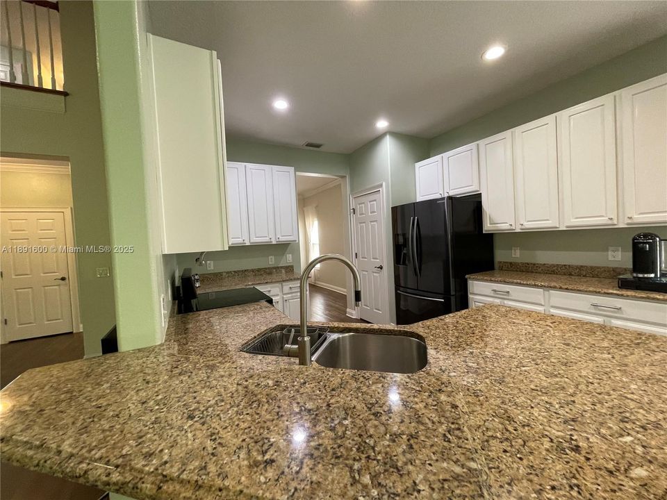 En Venta: $678,000 (3 camas, 2 baños, 2801 Pies cuadrados)