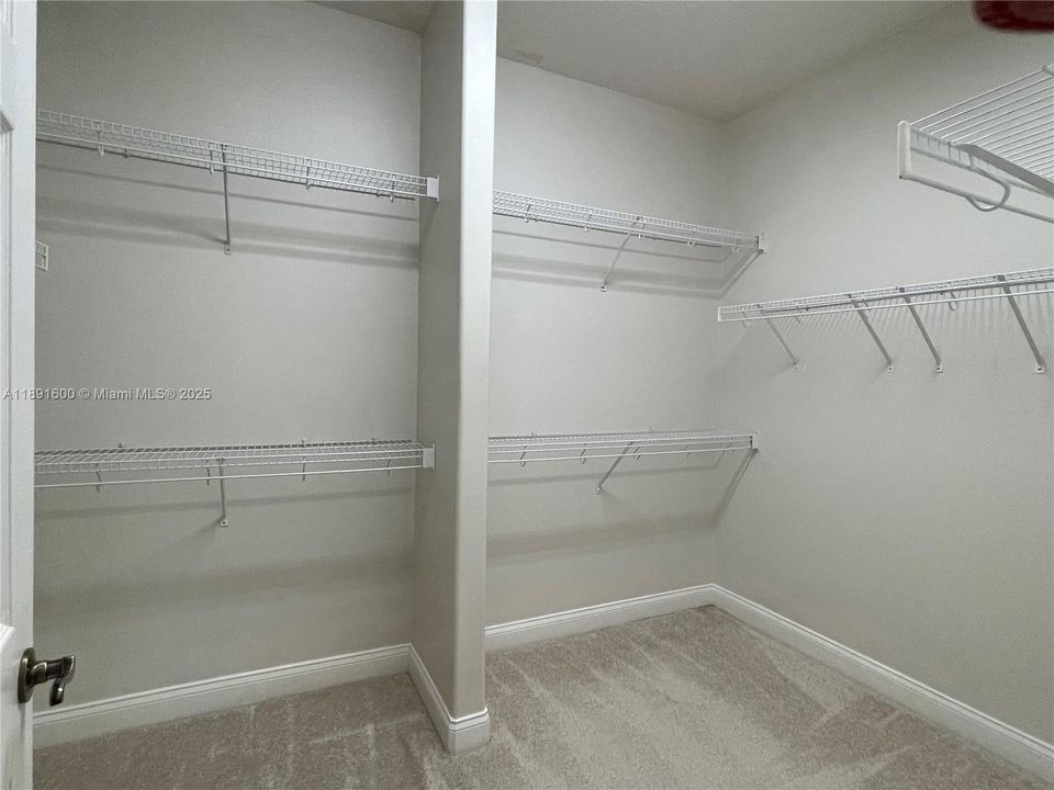 walk-in closet( master bedroom)