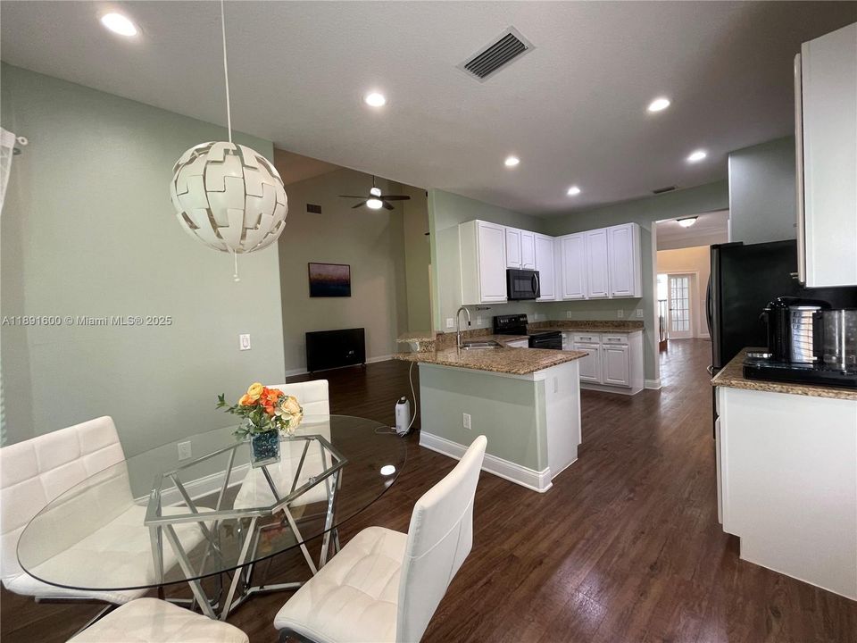 En Venta: $678,000 (3 camas, 2 baños, 2801 Pies cuadrados)